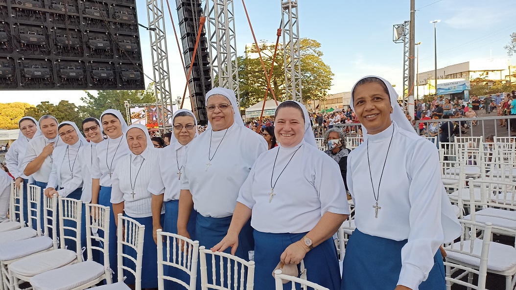 Irmãs da Copiosa Redenção participam de Festa do Divino Pai Eterno
