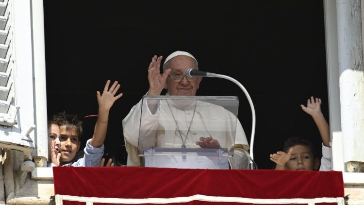 Posso pensar em renunciar, mas não agora, diz papa Francisco - BBC